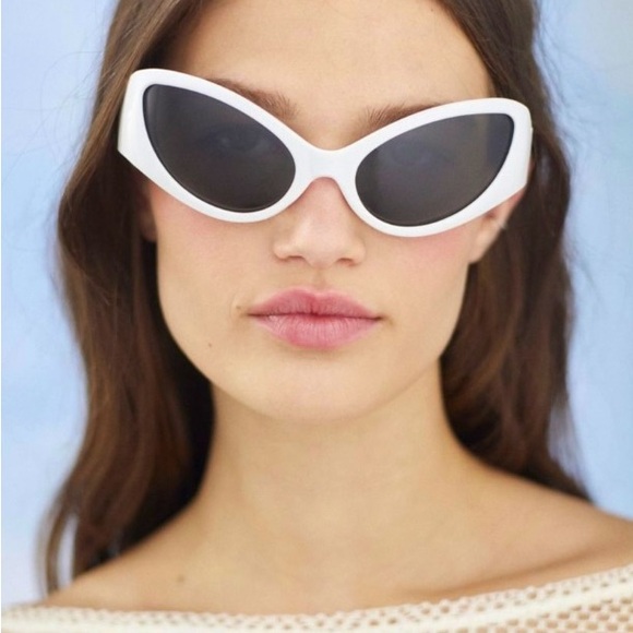 NWOT White Urban Outfitters Alien Sunglasses - Picture 1 of 6